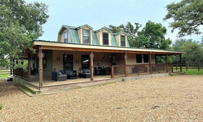 Sublime Autre | Charming 5-bedroom farmhouse in Rock Island with WiFi, AC, lake front