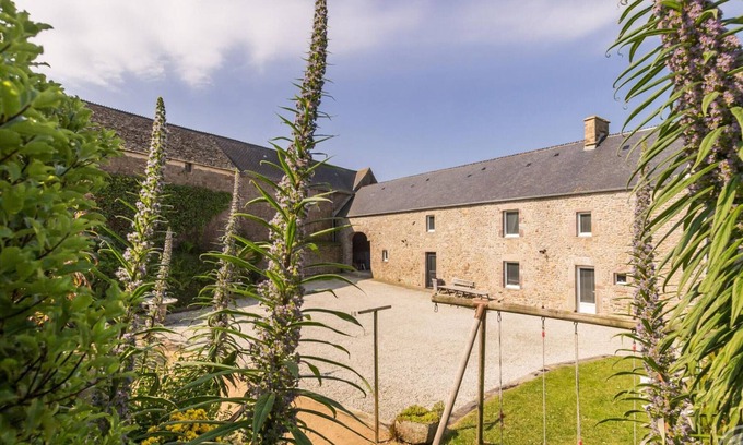 Saint-Germain-des-Vaux Cottage | Maison authentique de 5 chambres avec jardin, terrasse, ping-pong et à proximité de la mer.