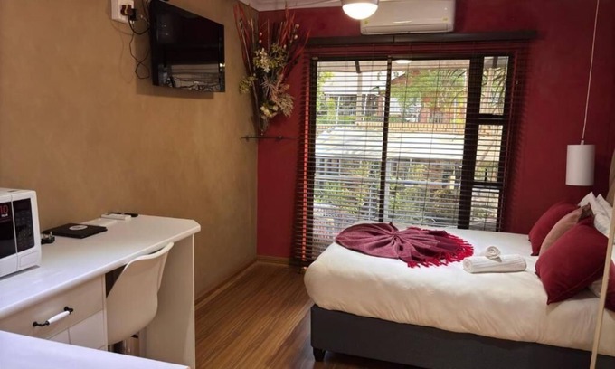 Rustenburg Lit Et Petit-Déjeuner | Charming 6-bedroom B&B with AC, WiFi in peaceful Rustenburg