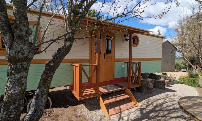 Monistrol-sur-Loire Cottage | Roulotte cosy avec jacuzzi et spa, massages bien-être, nature et calme, près de Lyon