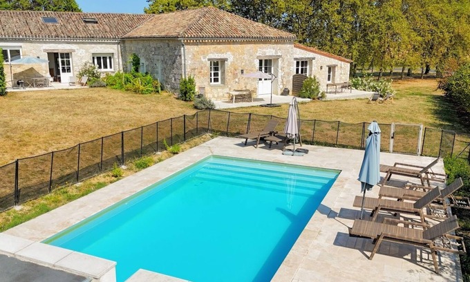 Saint-Colomb-de-Lauzun Autre | Charmantes Anciennes Ecuries du 17e, 16 personnes, 8 chambres, Piscine