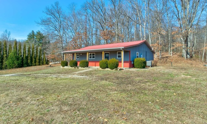 Fulda Autre | Charming and private 3-bedroom farmhouse in lovely Evanston with WiFi, AC.