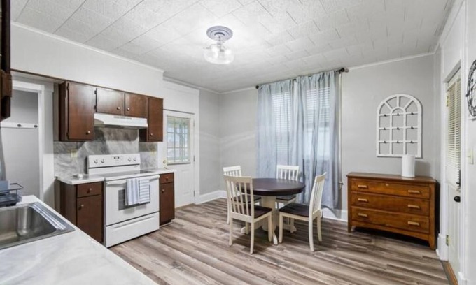 Martins Ferry Maison | Charming and quaint updated home