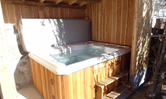Les Sagnieres Cottage | Gite de charme et de détente avec jacuzzi privatif