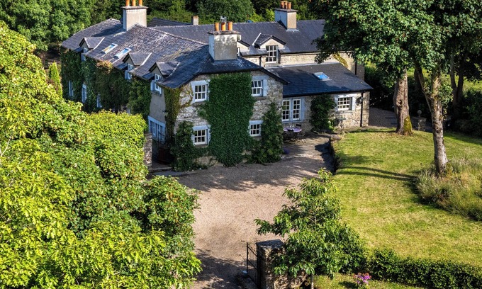 Ballynacarrigy Autre | Charming and spacious 6-bedroom farmhouse close to Center Parcs