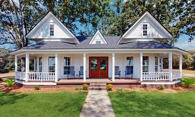 Cleveland Maison | Charming and spacious country home with mountain views