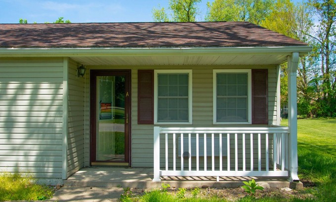Colchester Appartement | Charming and Tranquil 1BR in Colchester, IL