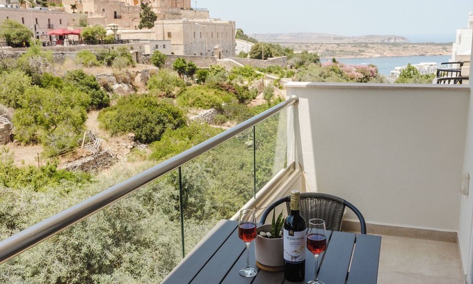 Mellieħa Heights Appartement | Charming apartment just steps from Mellieha’s main street and 5 minutes from the beach. Includes 2 double bedrooms, 1 twin room, Wi-Fi, Smart TV, coin-operated A/C, and all essentials like towels, linen, washing machine, and kitchen app