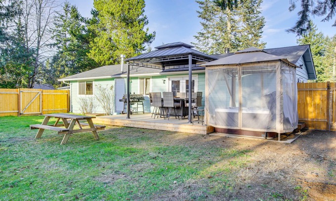 Arlington Maison | Charming Arlington Home w/ Hot Tub & Fenced Yard!