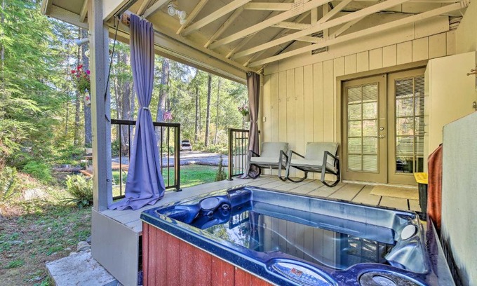 Ashford Maison | Charming Ashford Cabin with Private Hot Tub!