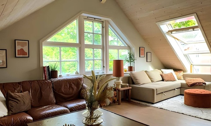 Royken Appartement | Charming attic apartment by the sea - with fireplace and cozy living room