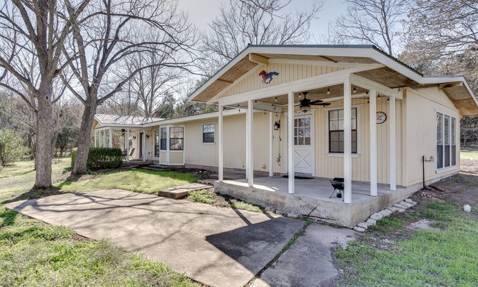 West Oak Hill Maison | Charming Austin Home on 2 Acres: BBQ & Yard!