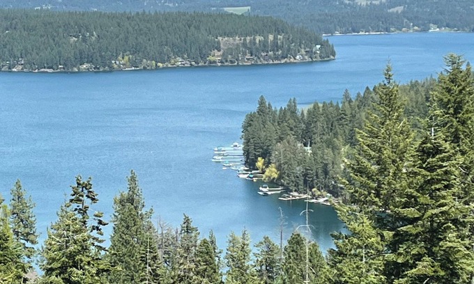 Hayden View Estates Lit Et Petit-Déjeuner | Charming B&B with Wi-Fi, fireplace, TV's, deck and a great view of Hayden Lake