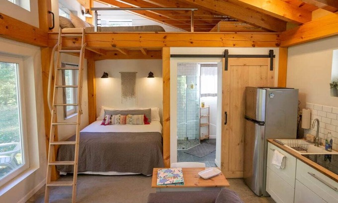 Crescent City Lit Et Petit-Déjeuner | Charming B&B with WiFi, AC in serene Crescent City
