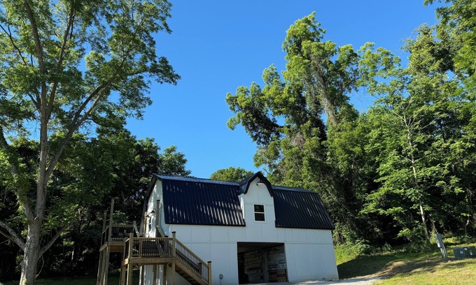Glasgow Maison | Charming barn in Glasgow, modern amenities, private setting close to downtown