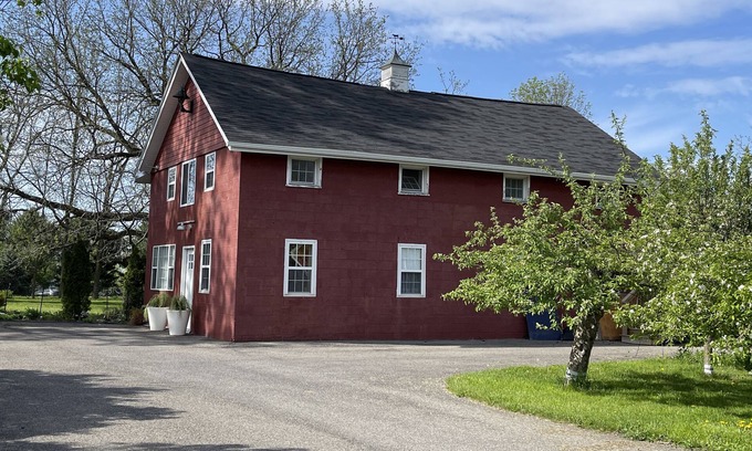 Trumansburg Appartement | Charming Barn Studio - Sleeps 4