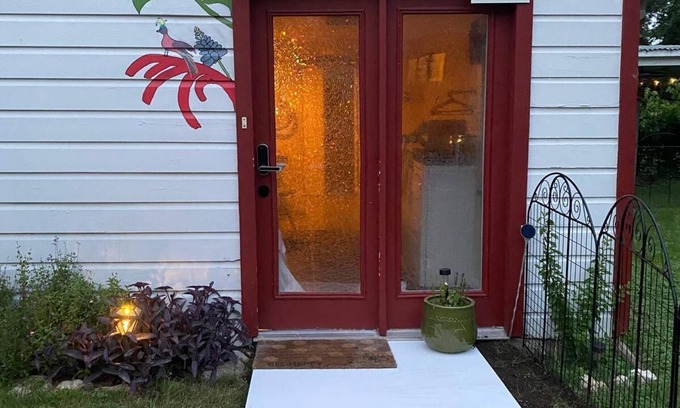 Denton Maison | Charming barn with 2 bedroom and WiFi, close to Courthouse Square.