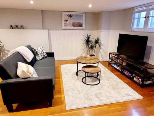 The Beaches Appartement | Charming Basement Studio Bathroom Full Kitchen