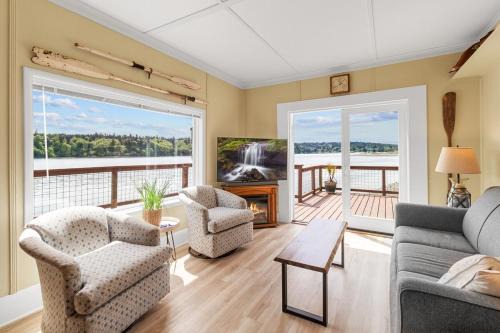 Burley Maison | Charming Beach Cabin in Quartermaster Harbor