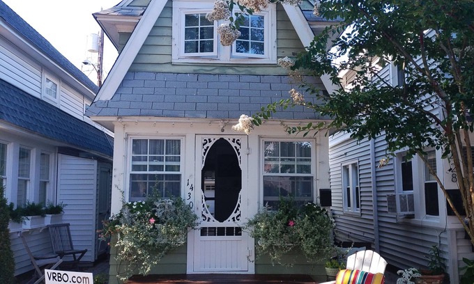 North End Maison | Ocean City, NJ Cottage in Iconic Dollhouse Row