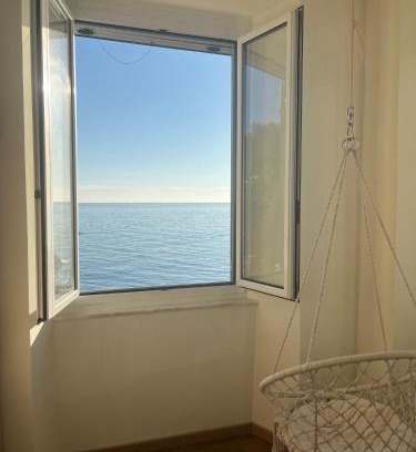 Sant'Ilario Appartement | Charming Beach Flat with Seaview