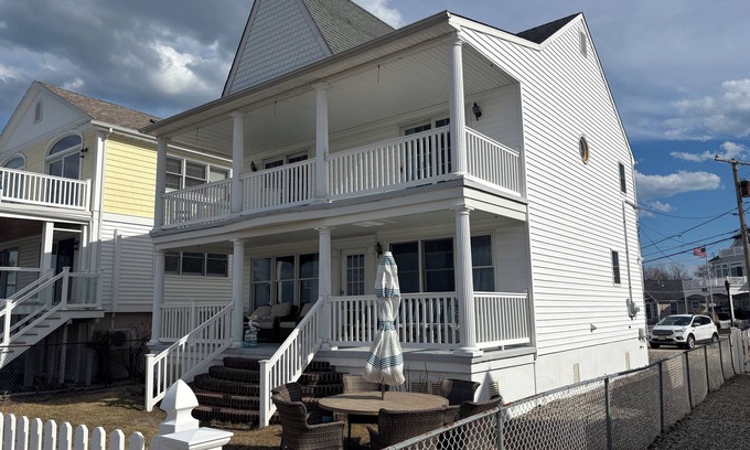 Ortley Beach Maison | Charming Beach Front 3-bedroom house in Ocean Gate with WiFi and AC