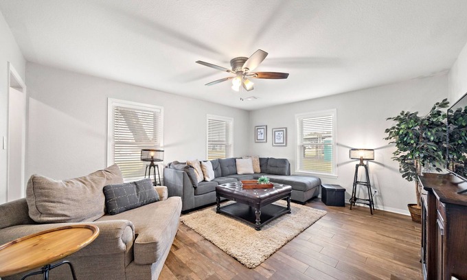 La Porte Maison | Beachside Bliss Retreat - Walk to Sylvan Beach!