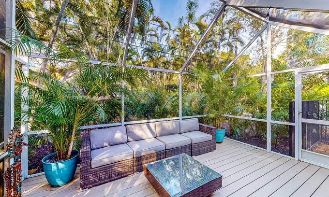 Colee Hammock Maison | Charming beach retreat 1 block from Las Olas with dog-friendly yard & lanai