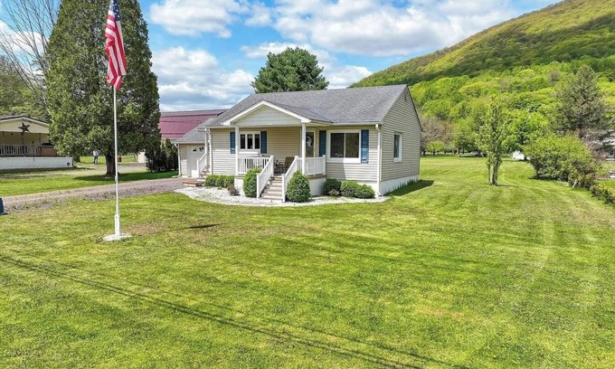 Benton Maison | Charming Bed & Breakfast Cottage in the Mountains