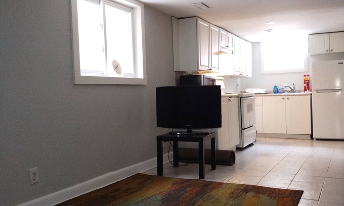 Woodbine - Lumsden Maison | Charming bedroom in a blissful house in wonderful Toronto with AC and WiFi