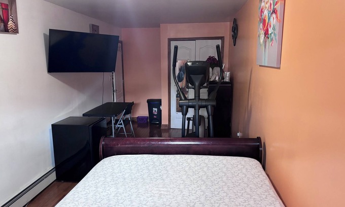 Queens Maison | Charming BedRoom with External personal BTH WiFi, AC in superb Queens