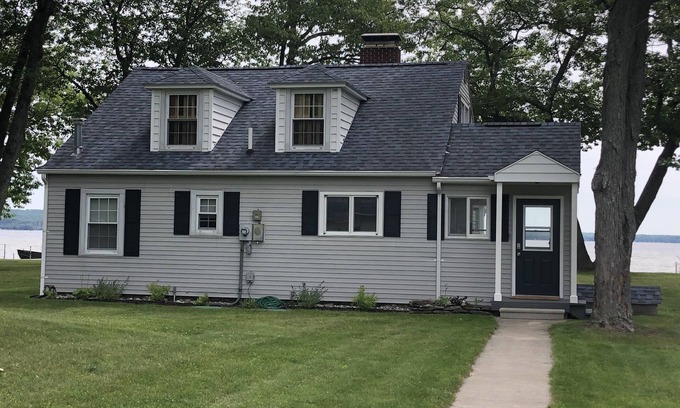Cheboygan Maison | Charming Black Lakefront Cottage w/Pickleball Court-Summer weeks still available