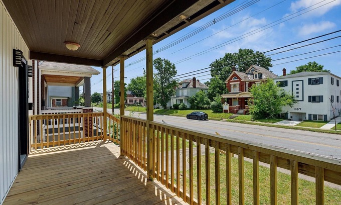 Livingston Park Maison | Charming Blue Castia – Sleeps 6!