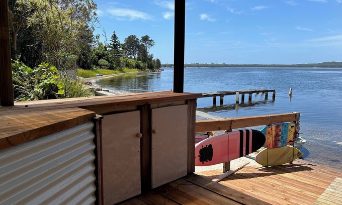 Central Coast Chalet De Ski | Charming Boathouse on the Lake
