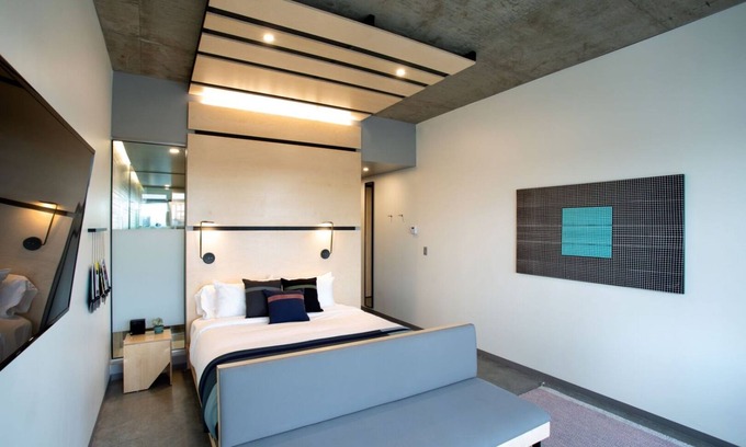 River North Art District Hôtel | Charming Boutique Hotel w/ Plush Mattresses l Pool l Mountain View