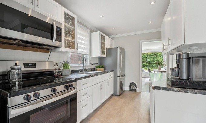 Oakville Maison | Charming bungalow centrally located in East Oakville