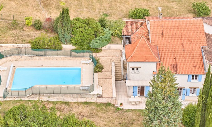 Leguillac-de-l'Auche Maison | Gîte au cœur du Périgord – Piscine, jardin, 4 chambres, proche Brantôme et activités nature