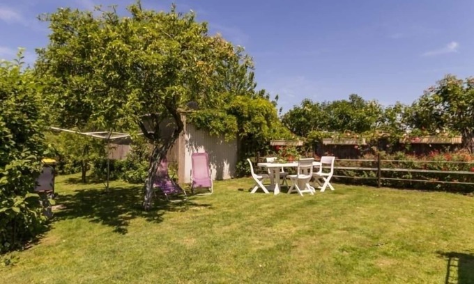 Saint-Andre-des-Eaux Cottage | Location saisonnière: Gîte cosy avec jardin clos, proche plages et parc de Brière, wifi inclus!