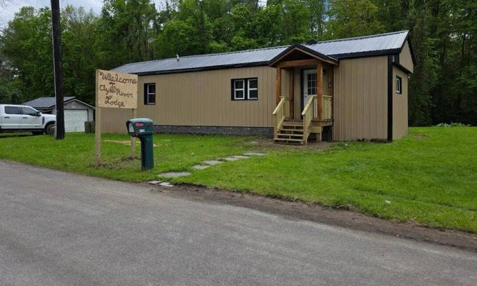 South Butler Cabine | Charming Cabin in Clyde, with a relaxing hot tub!