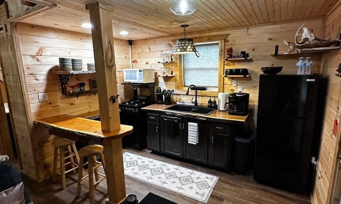 South Rutland Cabine | Charming cabin in delightful Montague with WiFi, AC, and parking