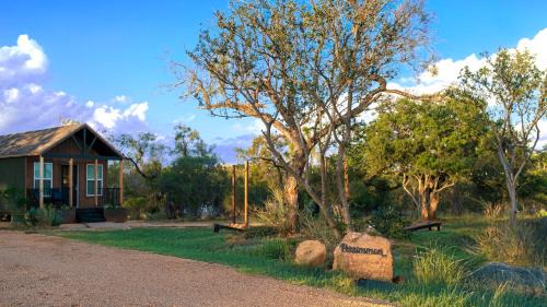 Llano Maison | Charming Cabin in the Heart of the TX Hill Country
