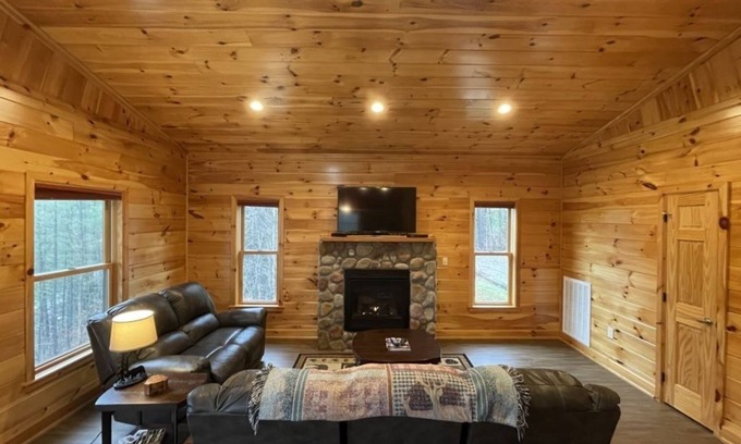 Tellico Plains Cabine | Charming cabin with an Amazing view! - pet and motorcycle friendly! 2 Bedroom Cabin by RedAwning