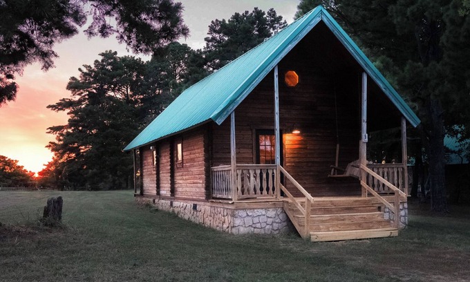 Hattieville Cabine | Charming cabin with loft, porch swing, AC, and WiFi on 295-acre peaceful retreat