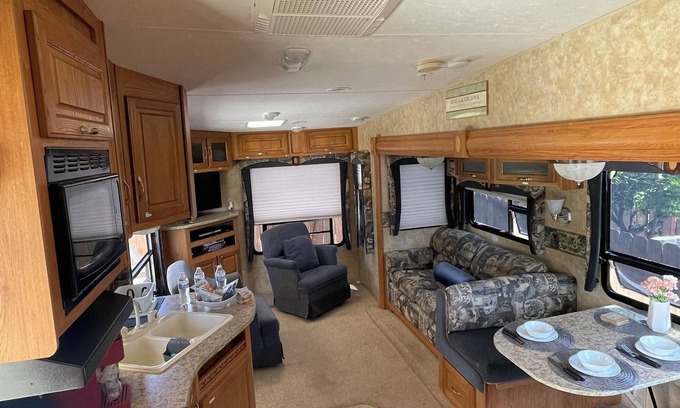 Rolando Park Maison | Charming RV in Prime La Mesa Location – WiFi & inside parking Included