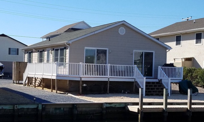 Edgewater Acres Maison | Charmante maison à un étage face au canal, quartier calme, à un mile de l'océan