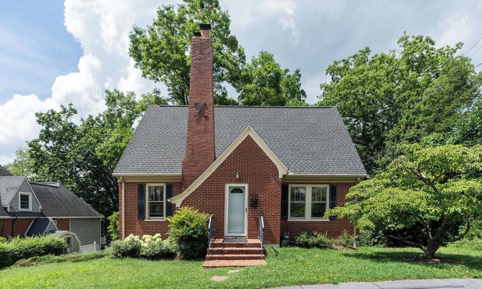 Waynesboro Maison | Charming Cape Cod overlooking South River in Waynesboro
