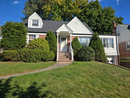 Dumont Maison | Charming Cape Cod Retreat in the Suburbs of NJ