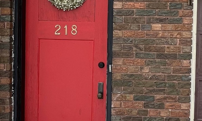 Davenport Maison | Charming Carriage House near VanderVeer Park