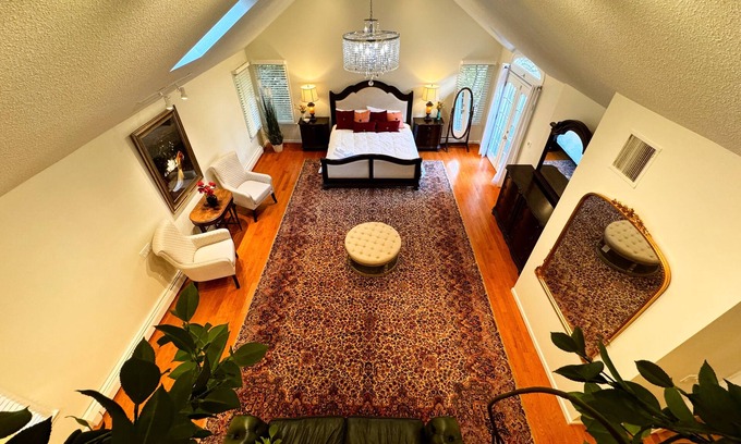 Cobalt Maison | Charming Castle Cottage