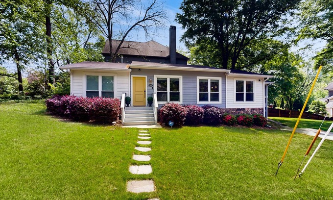Loring Heights Maison | Charming centrally located home full of color with full kitchen, W/D, & AC